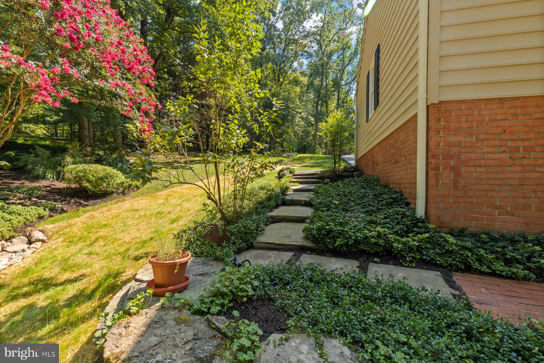 HOLLY KNOLL - Residential