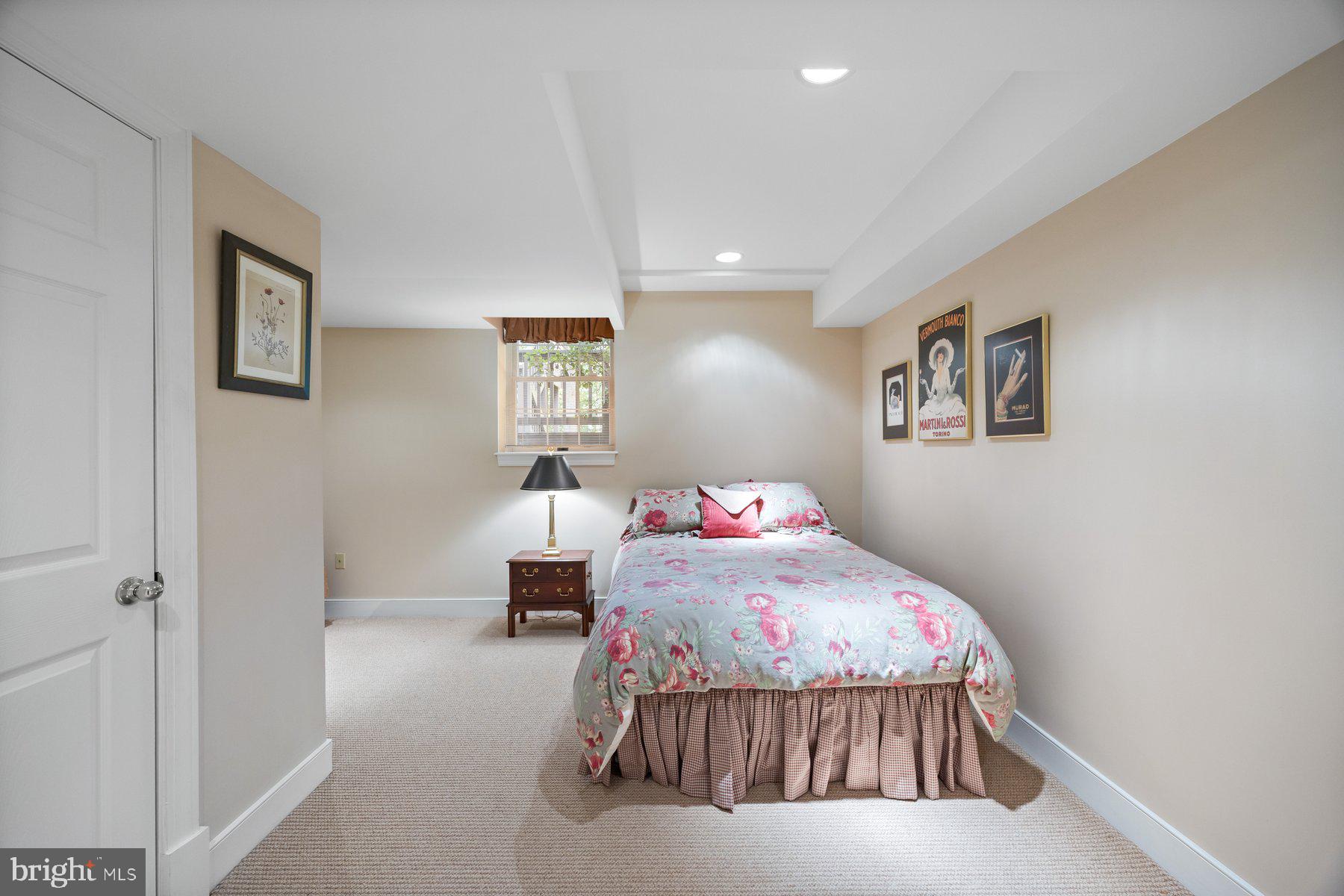 HOLLY KNOLL - Residential