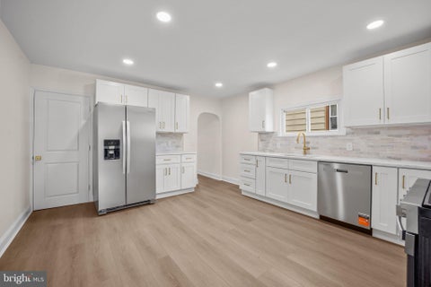 Townhouse For Sale - 19 W 9th Street<br/> MARCUS HOOK, PA 19061