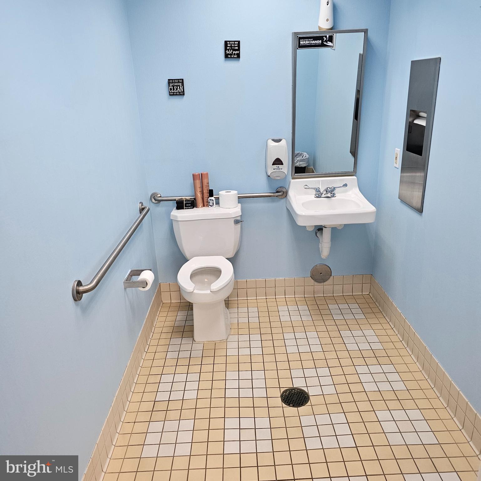 Main image without alt text