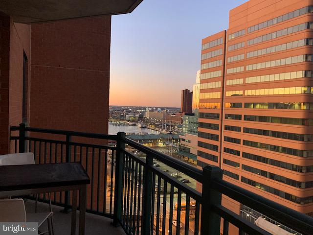 DOWNTOWN - Residential Lease
