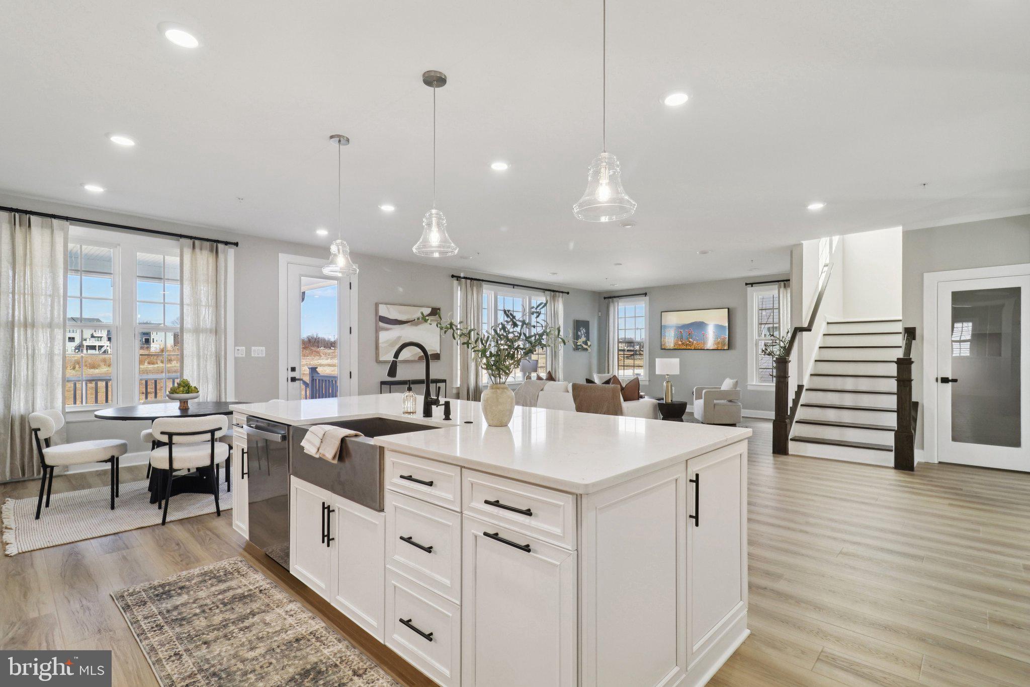 SOUTH LAKE - Residential