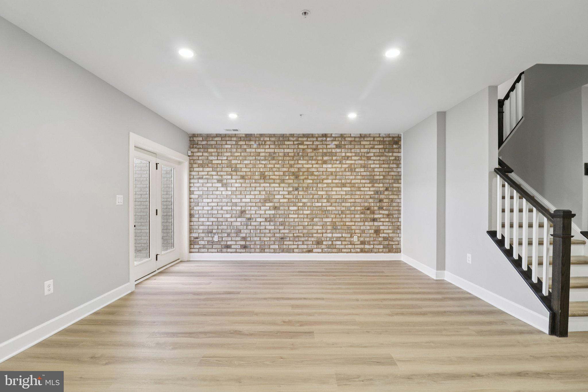 SOUTH LAKE - Residential