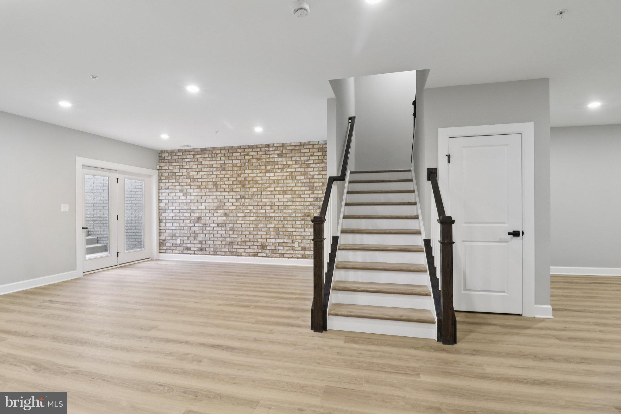 SOUTH LAKE - Residential