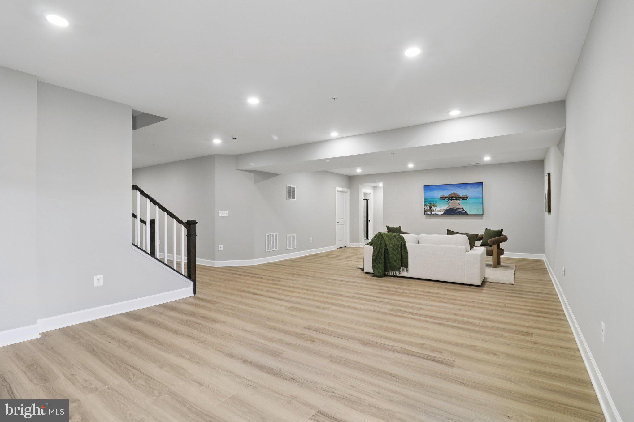 SOUTH LAKE - Residential