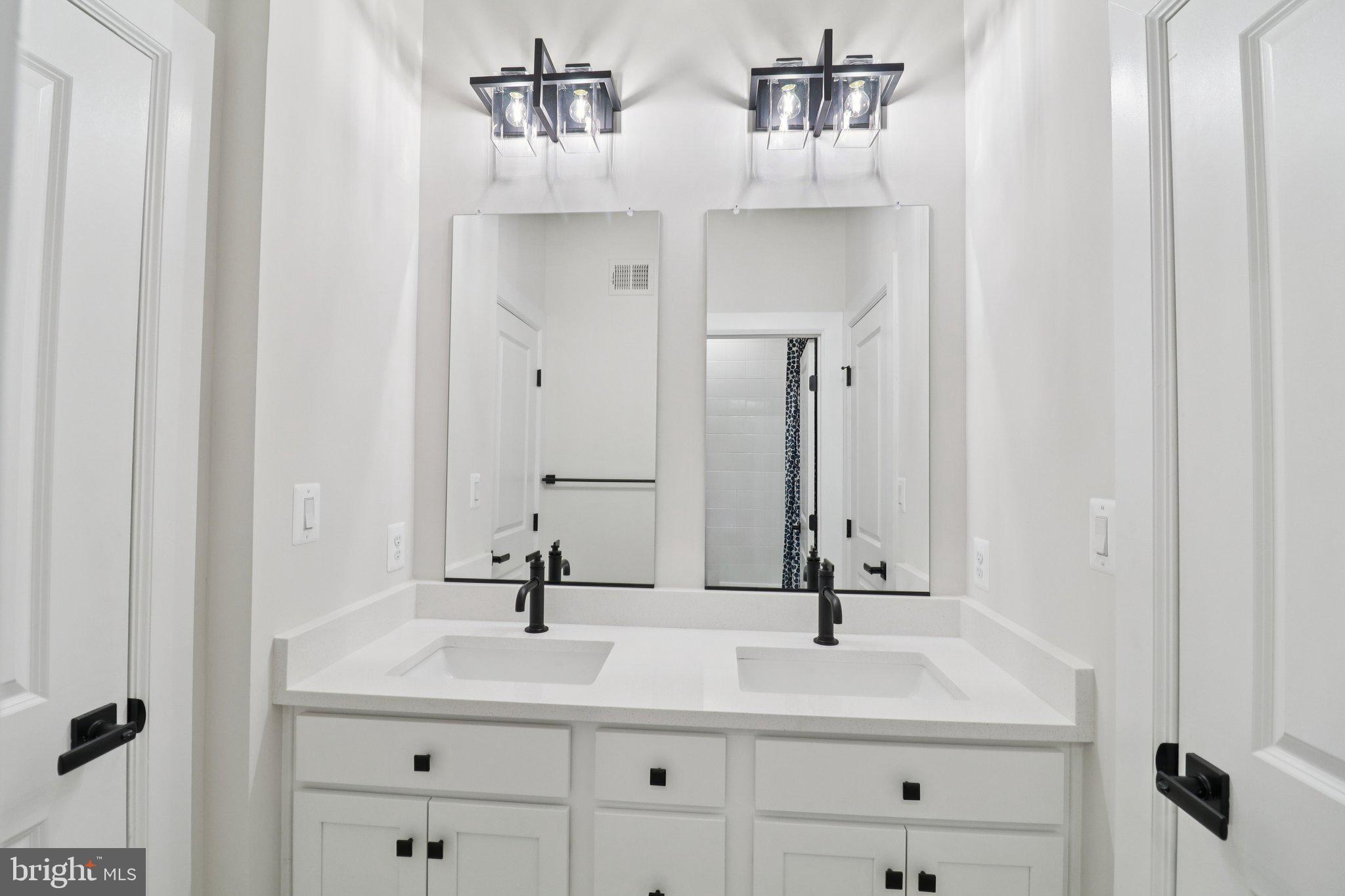 SOUTH LAKE - Residential