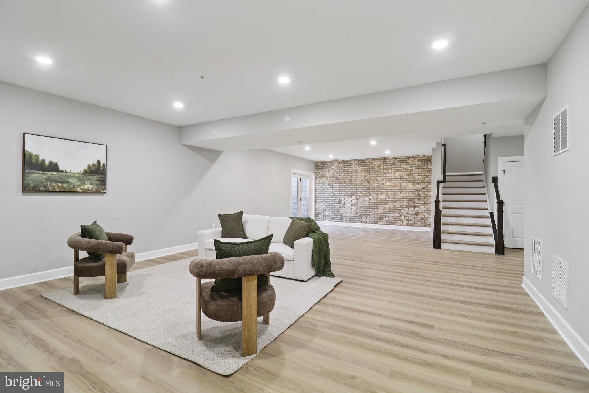 SOUTH LAKE - Residential