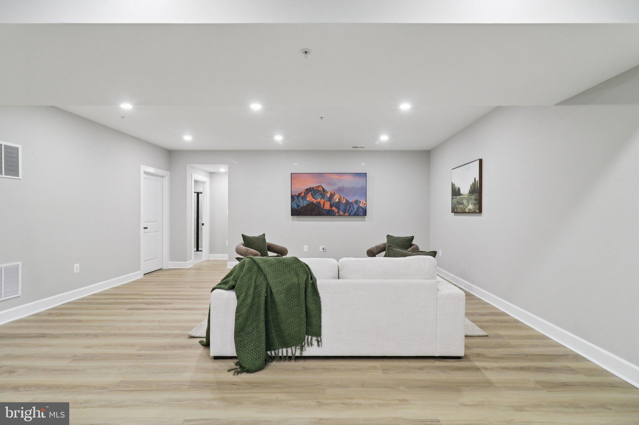 SOUTH LAKE - Residential