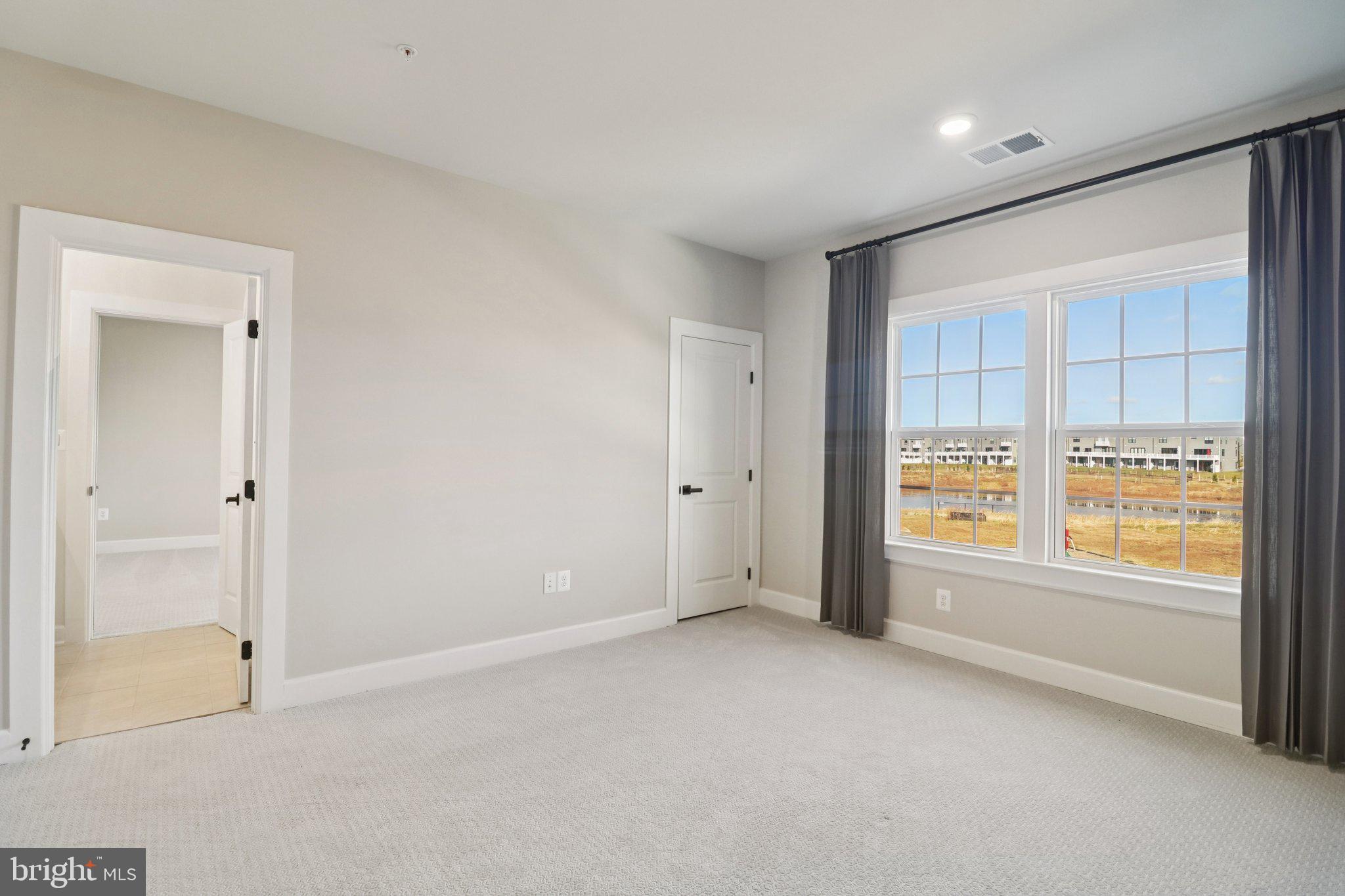 SOUTH LAKE - Residential