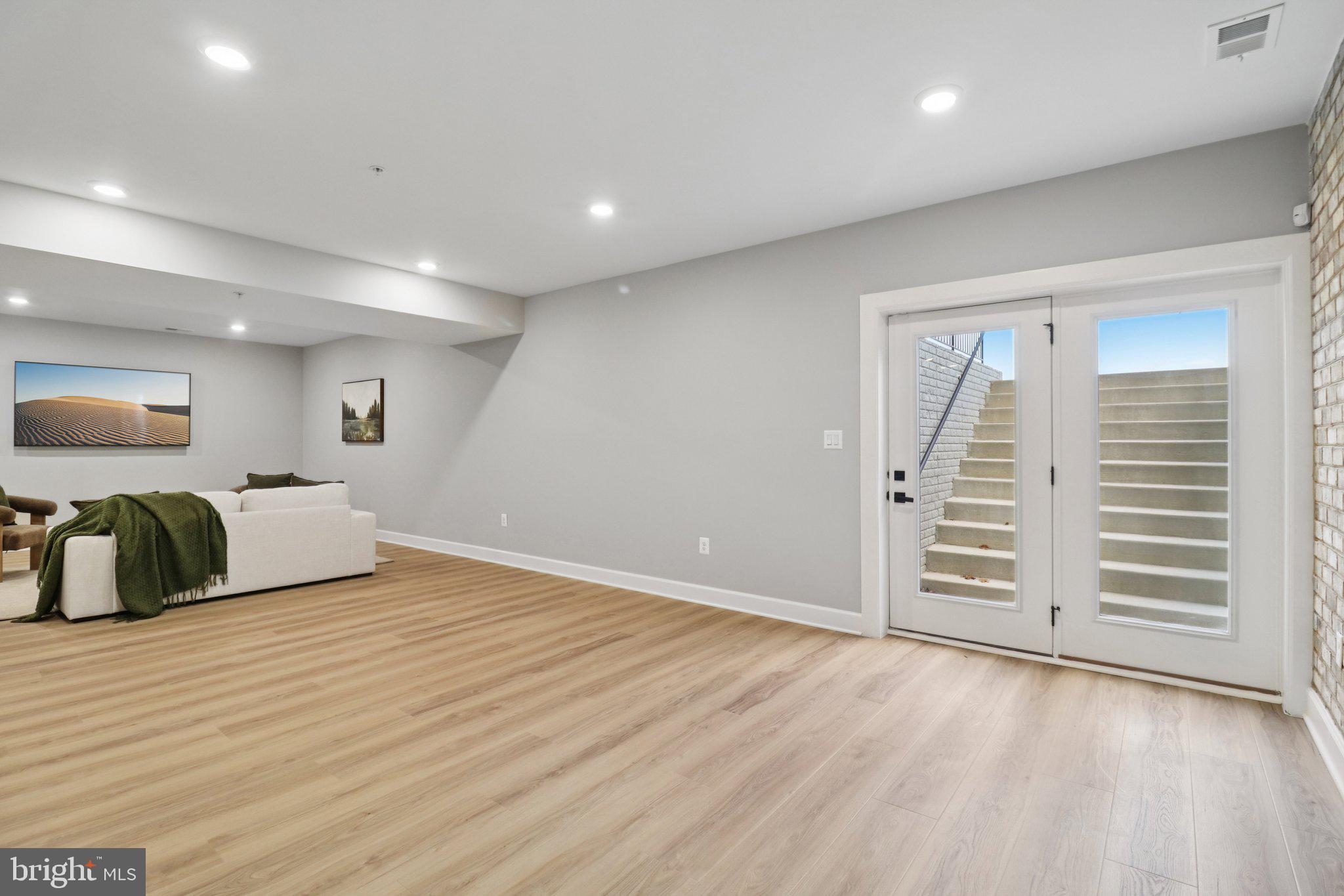 SOUTH LAKE - Residential