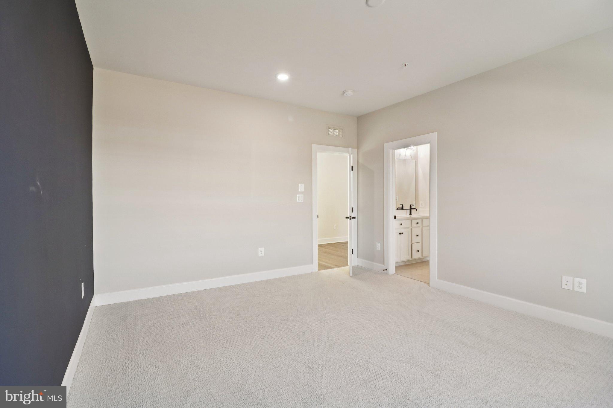 SOUTH LAKE - Residential