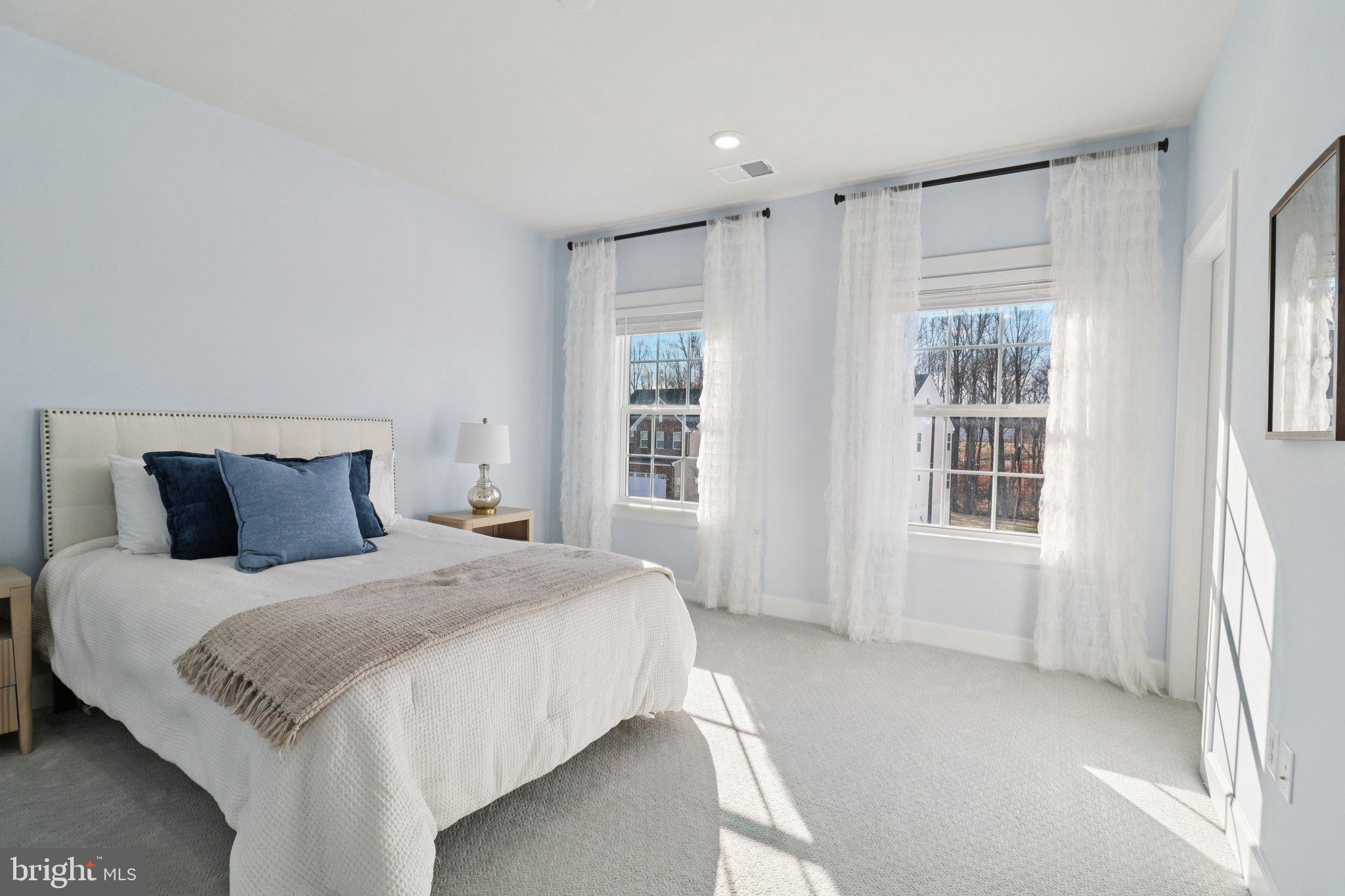 SOUTH LAKE - Residential