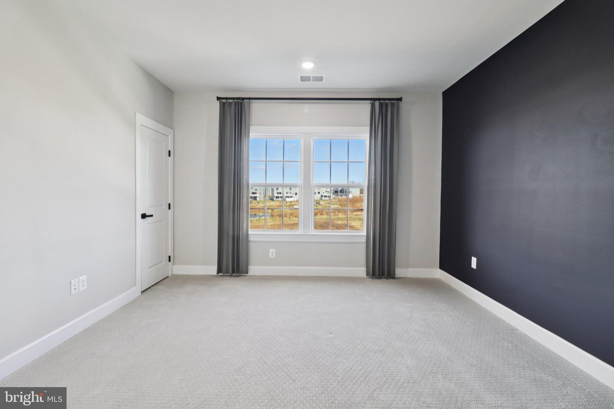 SOUTH LAKE - Residential