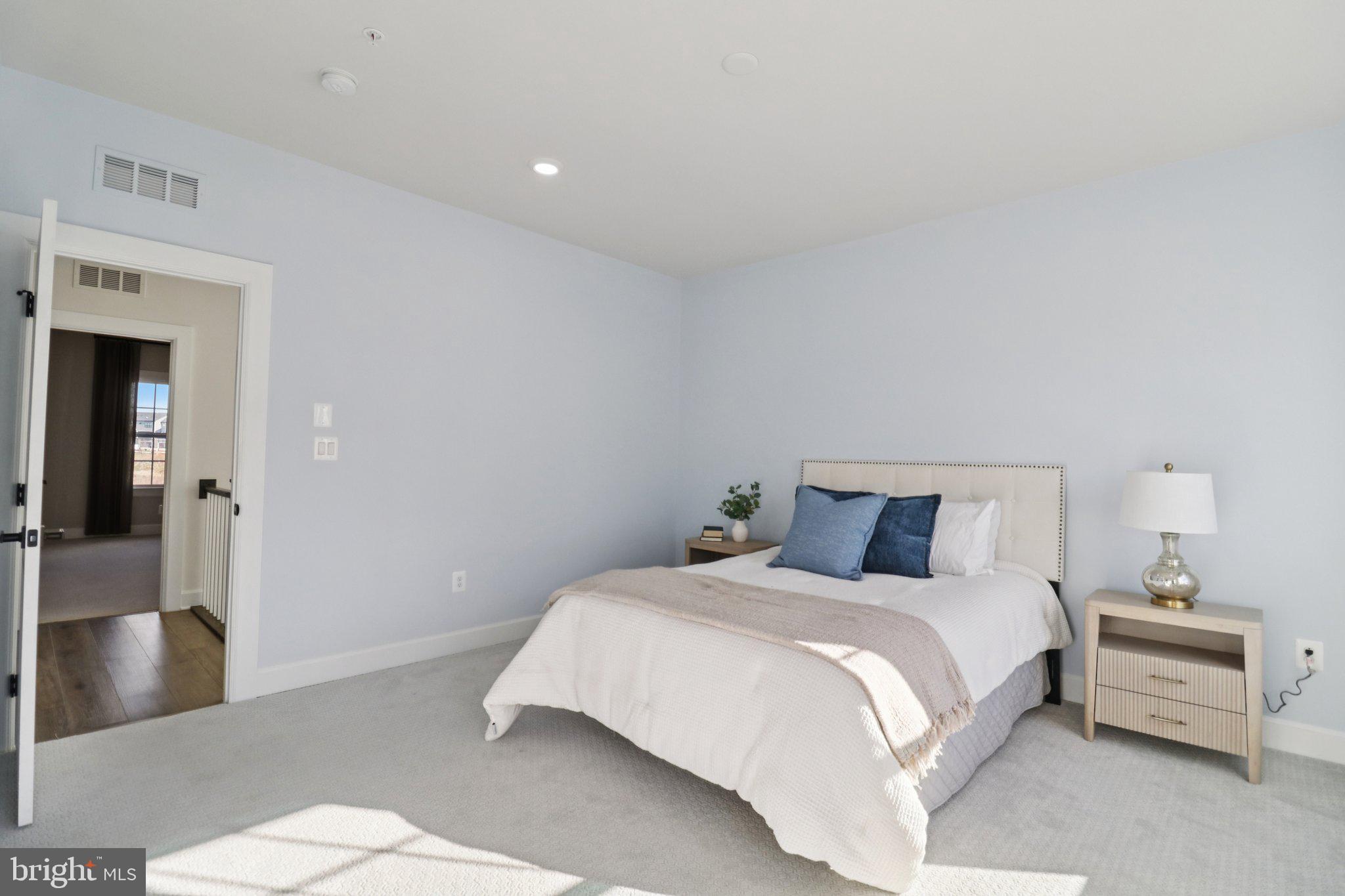 SOUTH LAKE - Residential