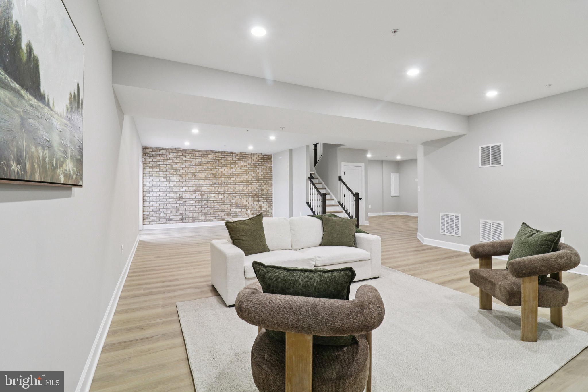 SOUTH LAKE - Residential