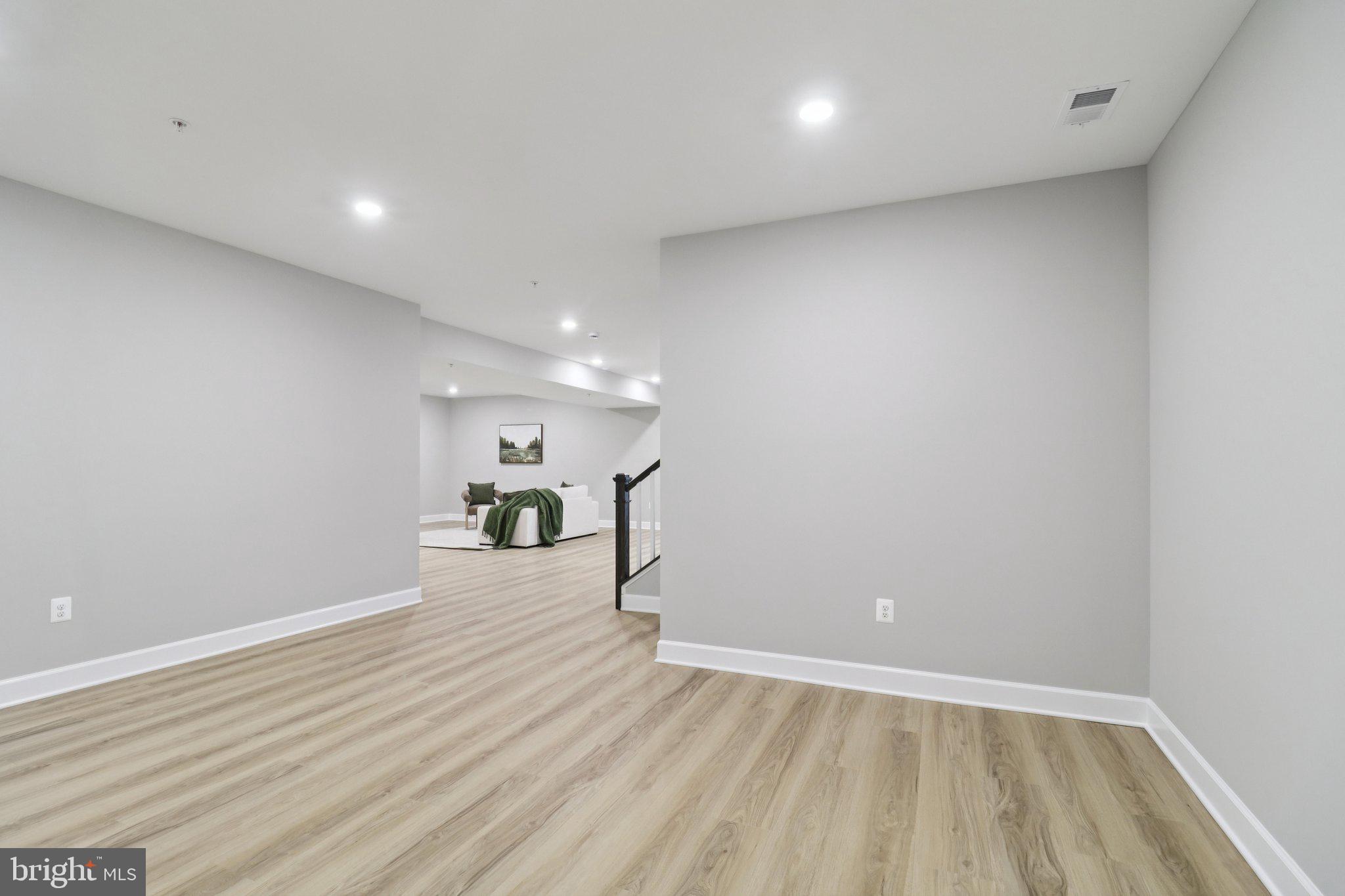 SOUTH LAKE - Residential