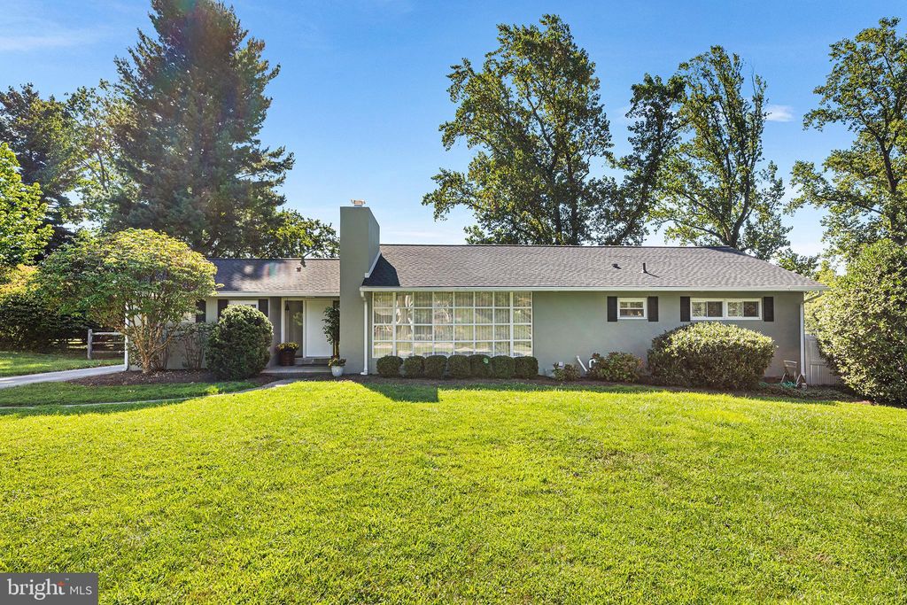 Photo of 418 School Lane, WAYNE, PA 19087 (MLS # PACT2106882)