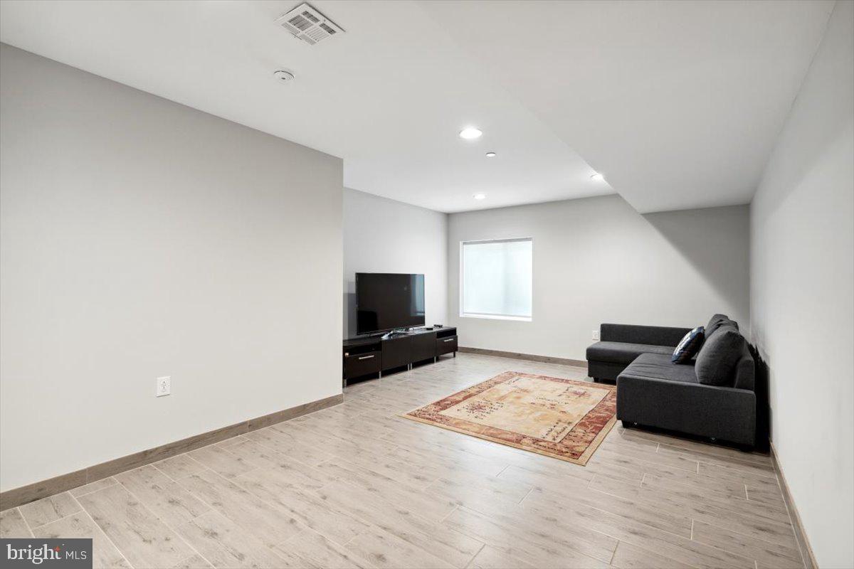 OLDE KENSINGTON - Residential Lease