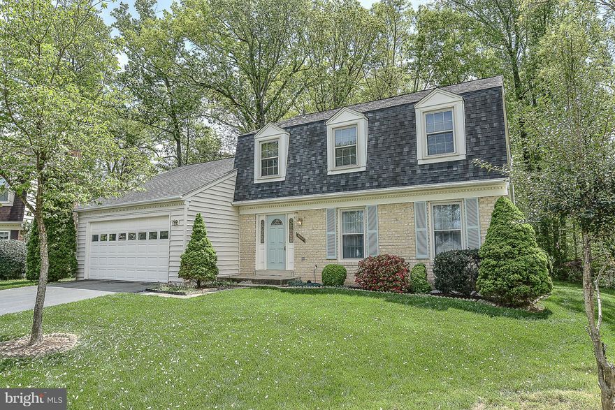 Beautiful, move-in ready, Colonial in Kenwood Oaks-backs to Hidden Pond Park! UPDATED gourmet kitchen with granite, tile backsplash, SS Kenmore Elite/Bosch appliances, custom cabinetry, lighting, and brushed nickel! UPDATED bathrooms with granite, ceramic tile, wood vanities, and Kohler fixtures! Brand new carpet and fresh paint!  Impeccably maintained by original owner! HVAC (2014), Cul-de-sac!