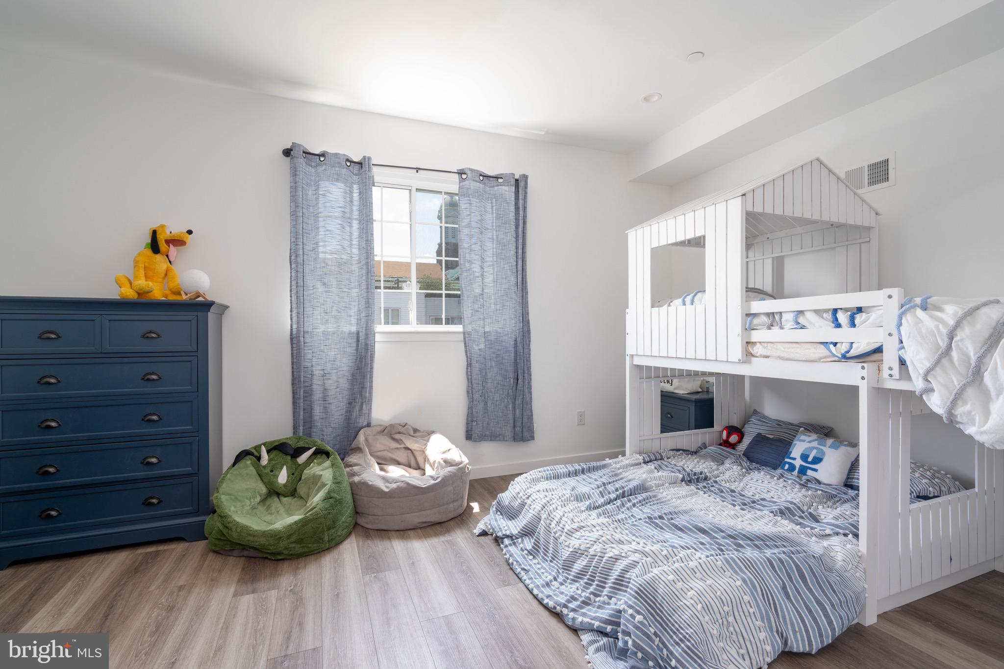 PORT RICHMOND - Residential Lease