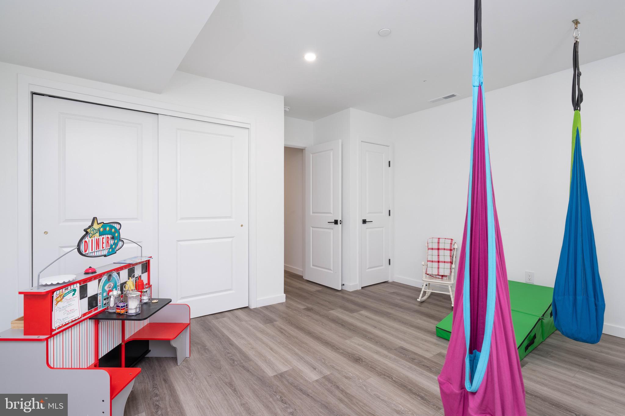 PORT RICHMOND - Residential Lease