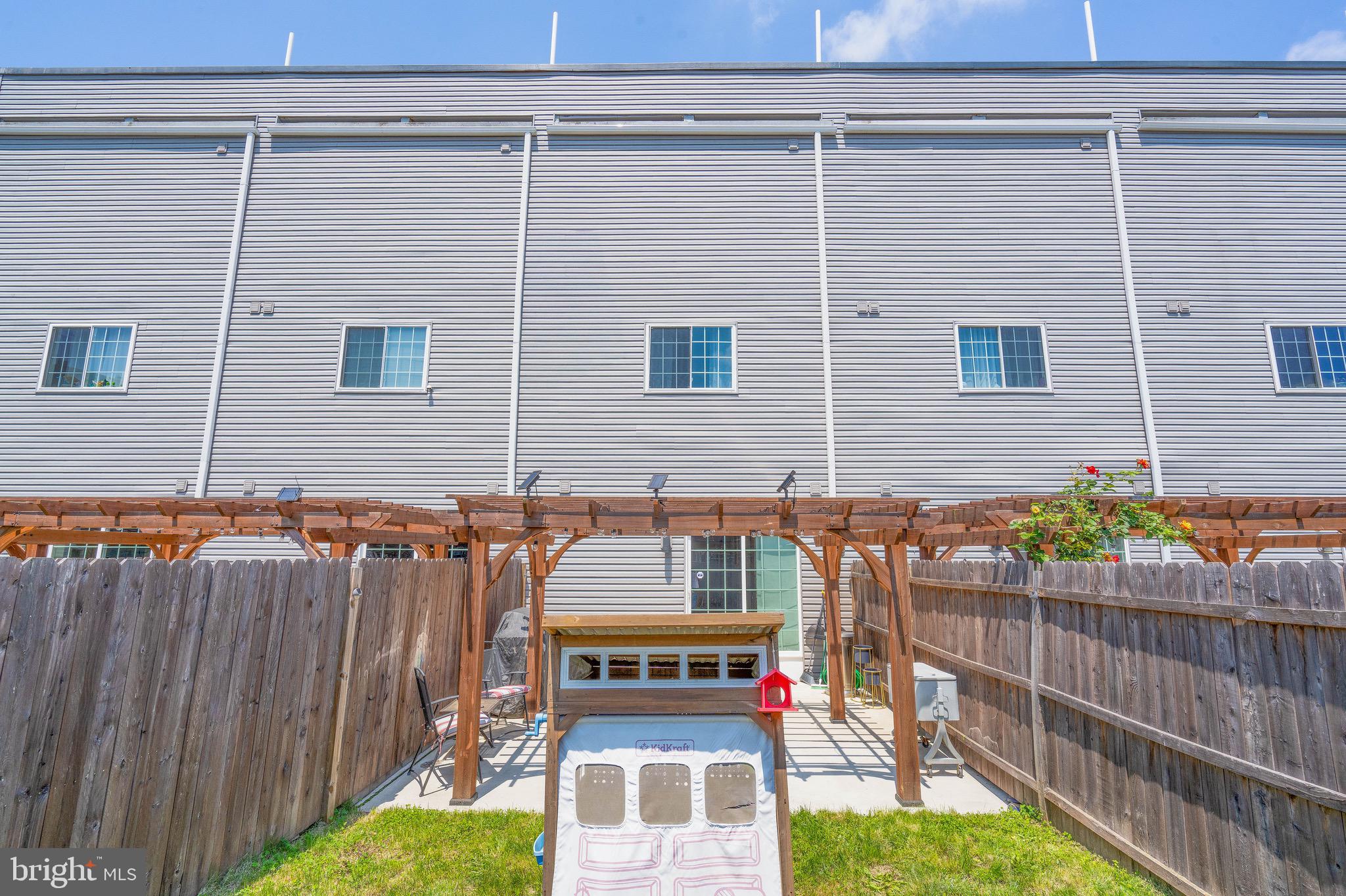 PORT RICHMOND - Residential Lease