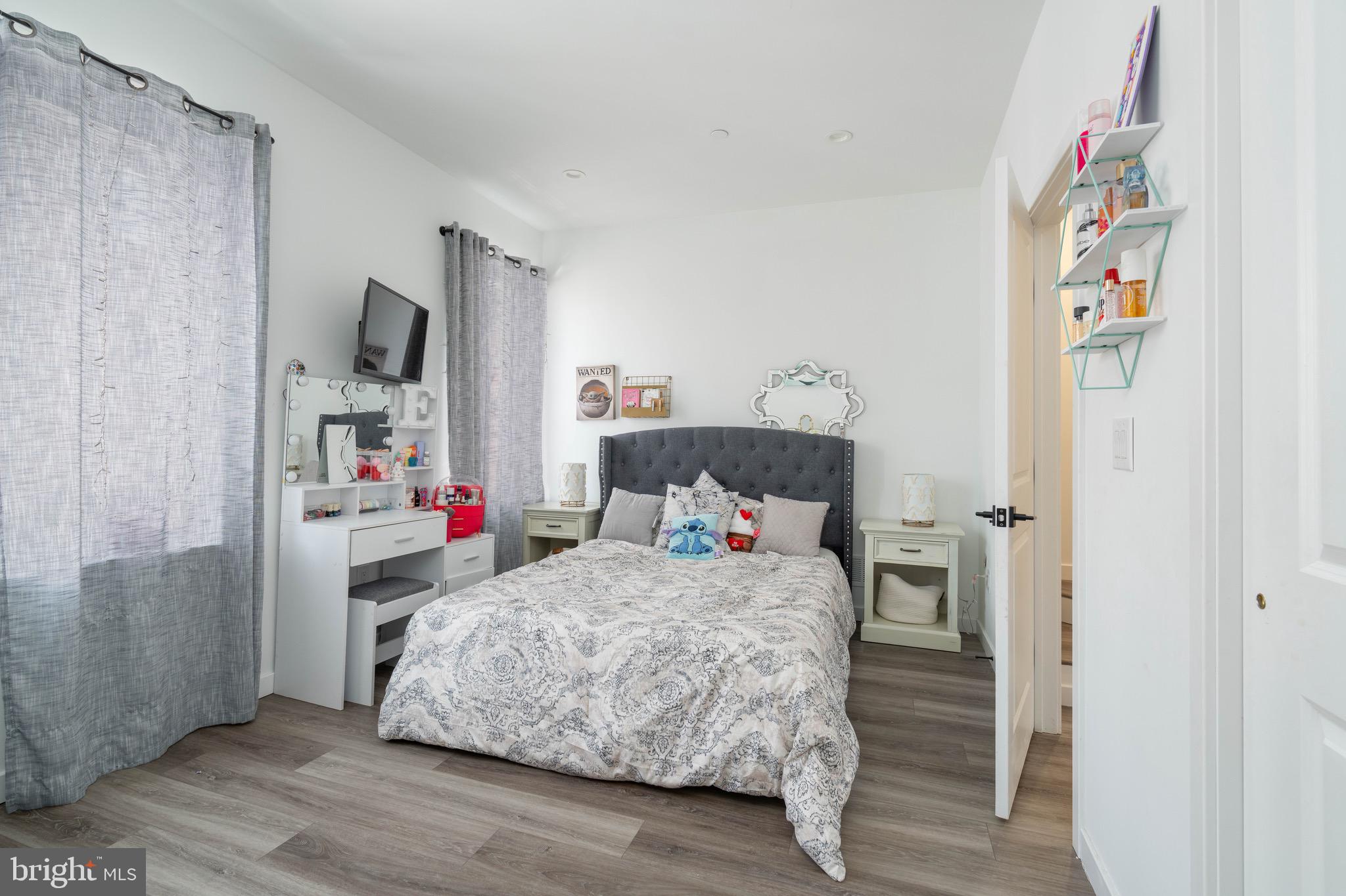 PORT RICHMOND - Residential Lease