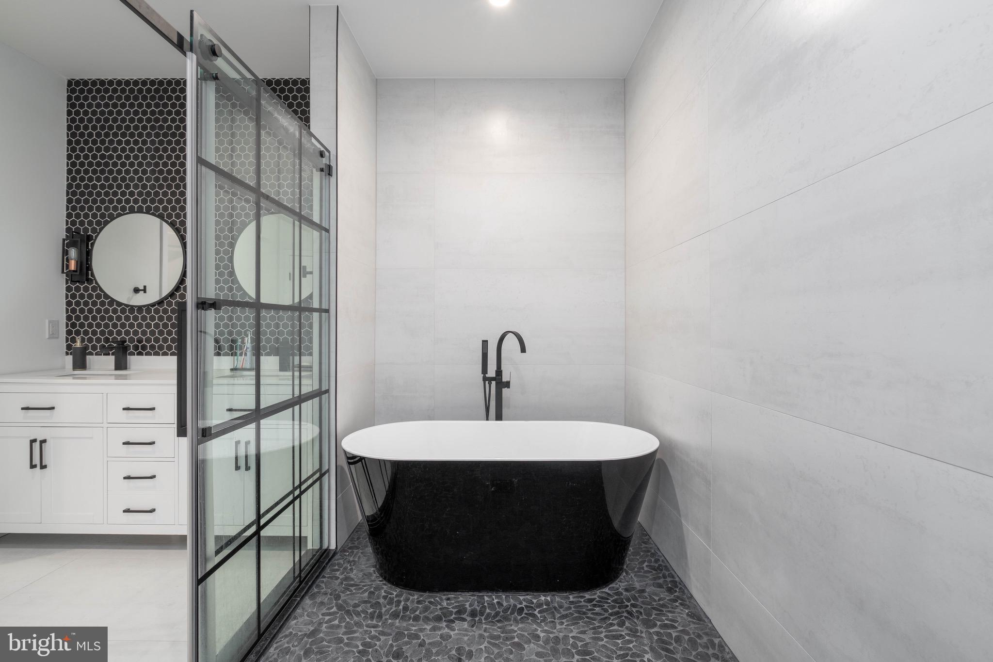 PORT RICHMOND - Residential Lease