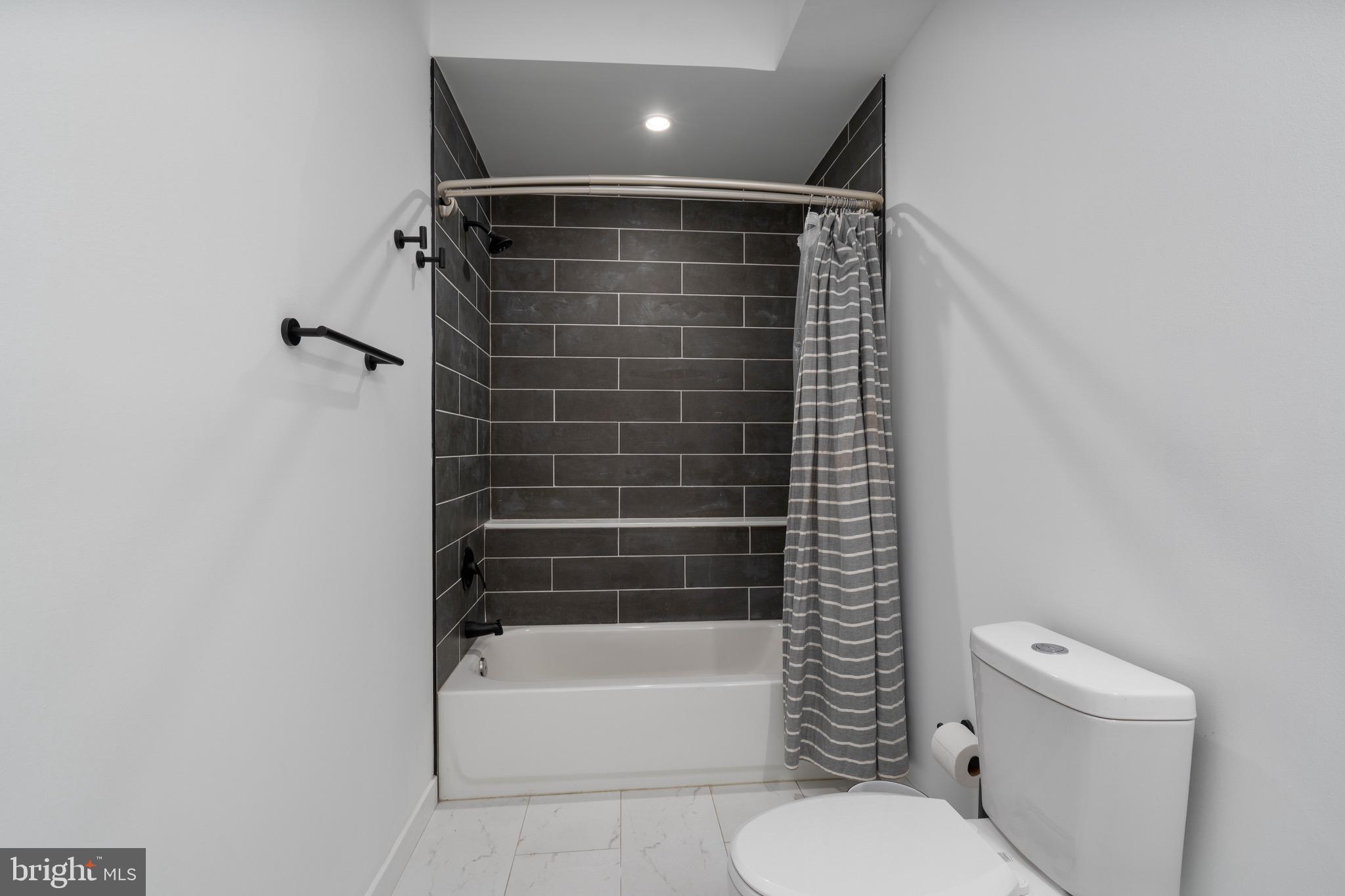 PORT RICHMOND - Residential Lease