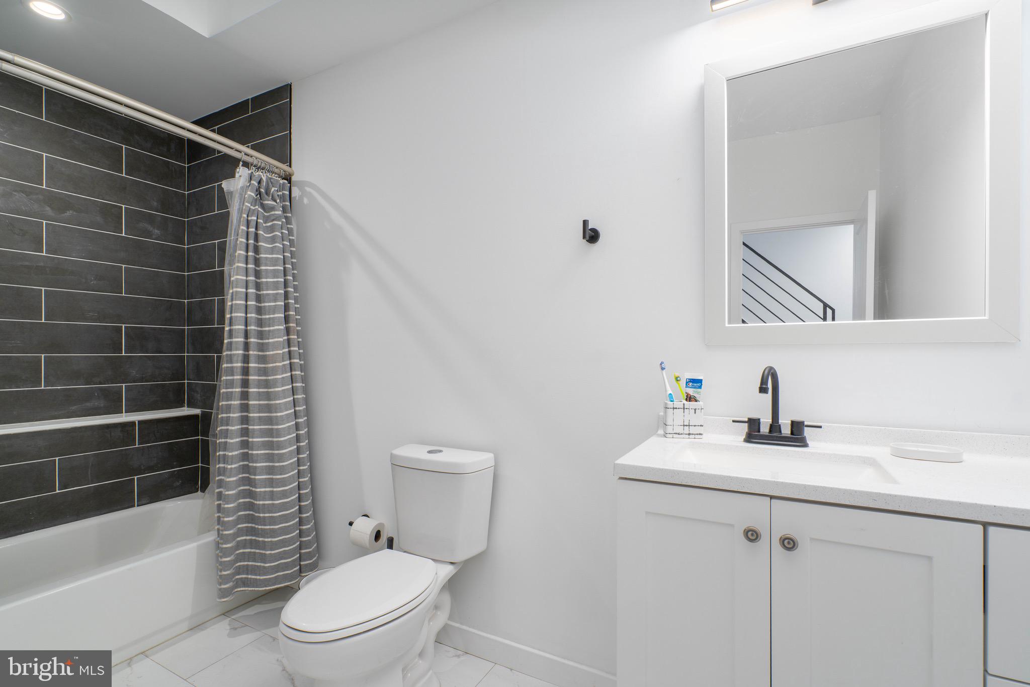 PORT RICHMOND - Residential Lease