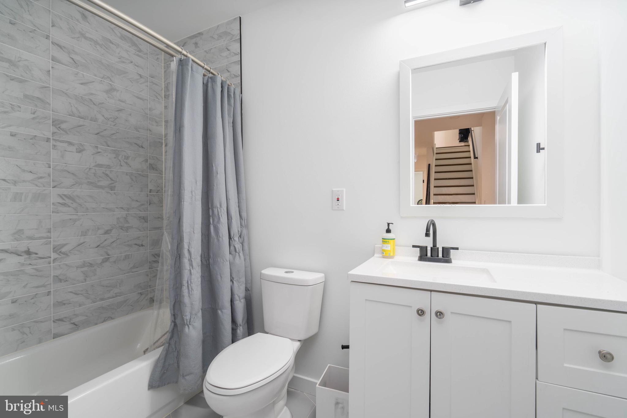 PORT RICHMOND - Residential Lease