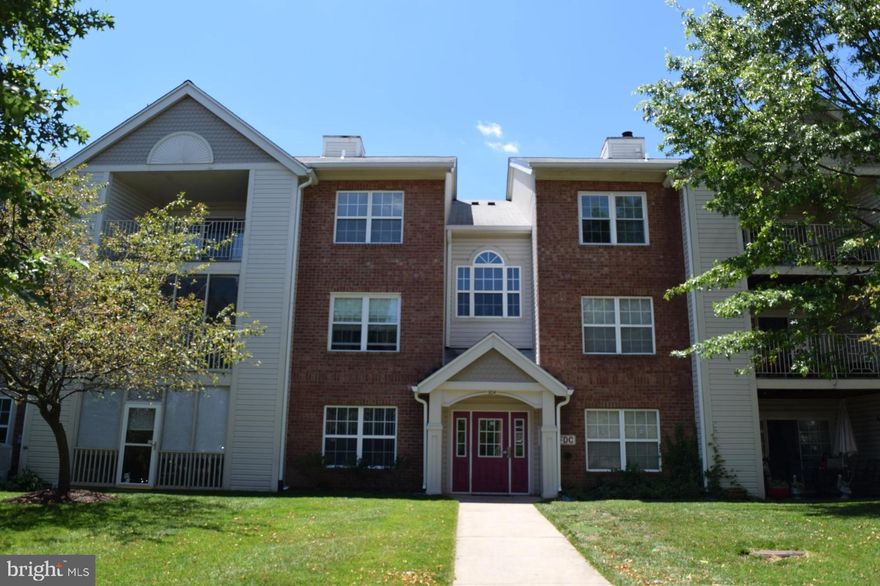 PROFESSIONALLY MANAGAED VERY WELL-MAINTAINED PENTHOUSE 2BR/2BA CONDO IN SOUGHT AFTER CROMWELL FOUNTAIN SUBDIVISION. LARGE MASTER SUITE WITH LARGE WALK-IN CLOSETS AND PRIVATE BATH. SPACIOUS DINING AREA AND WASHER AND DRYER IN UNIT. NEUTRAL COLOR CARPET AND RECESSED LIGHTING (DIMMABLE) IN LIVING ROOM AND BEDROOM. CATHEDRAL CEILINGS, BREAKFAST BAR, AND OUTSIDE BALCONY. COMMUNITY AMENITIES INCLUDE POOL AND TENNIS COURT. PETS CONSIDERED CASE BY CASE. ALL MAJOR HIGHWAYS AND PLENTY OF SHOPPING NEARBY. OWNERS ARE LOOKING FOR A 2 YEAR MINIMUM LEASE AND 630+ CREDIT SCORE.