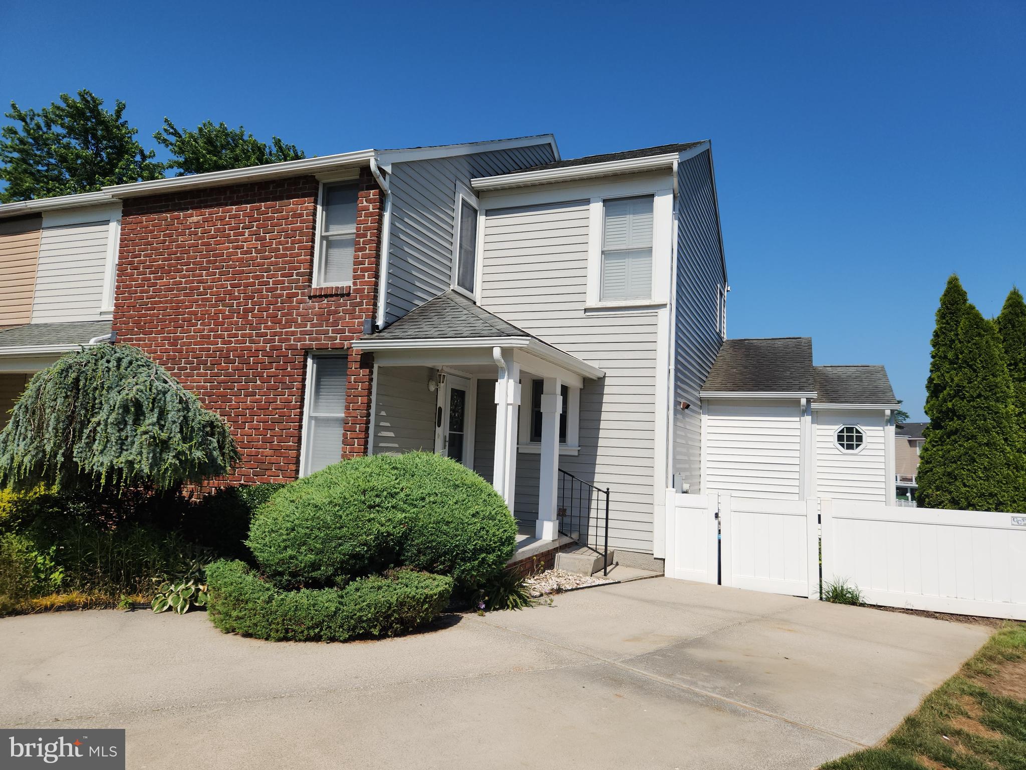 124 RAVENSWOOD COURT