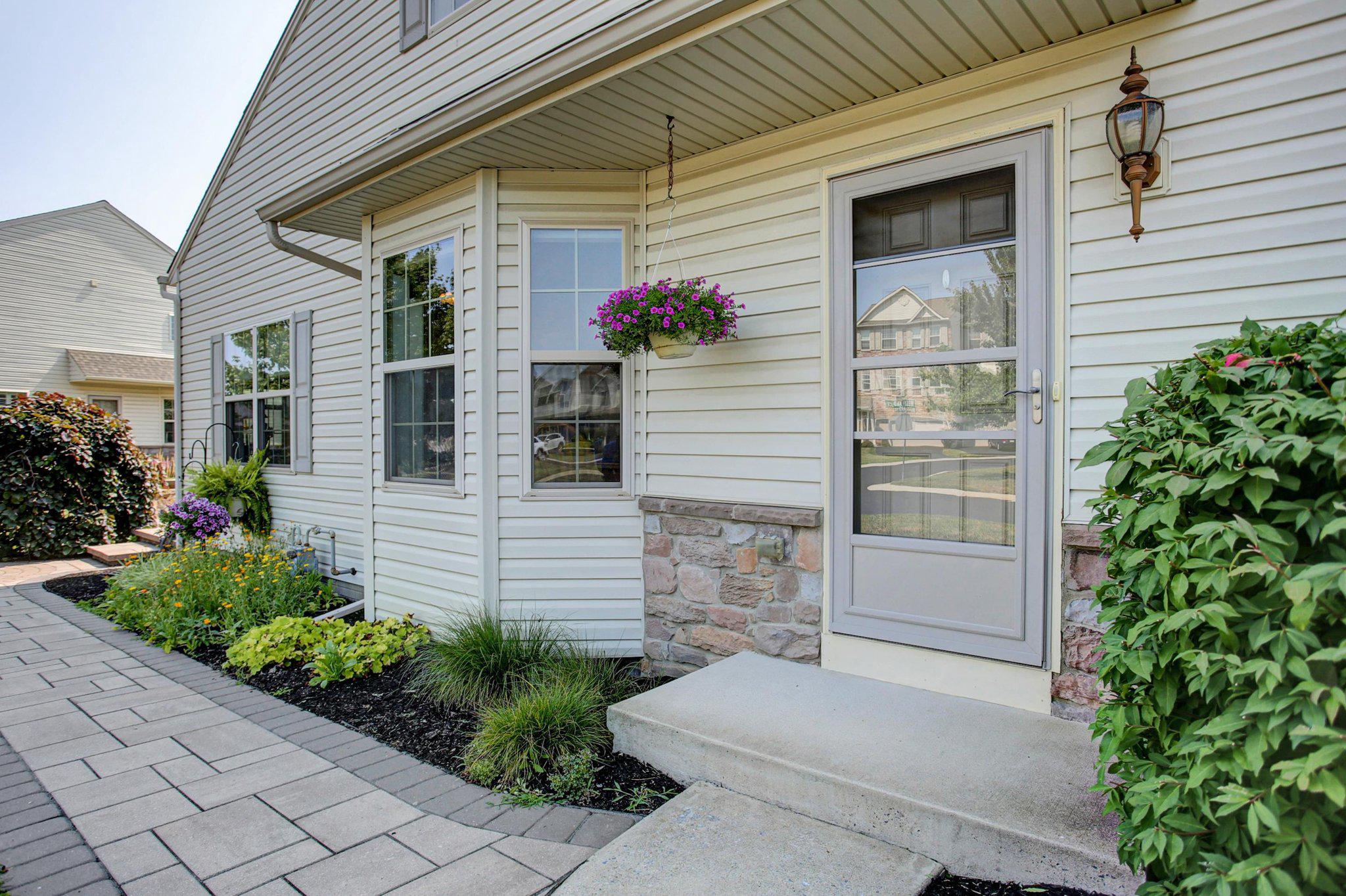 732 GLADSTONE COURT