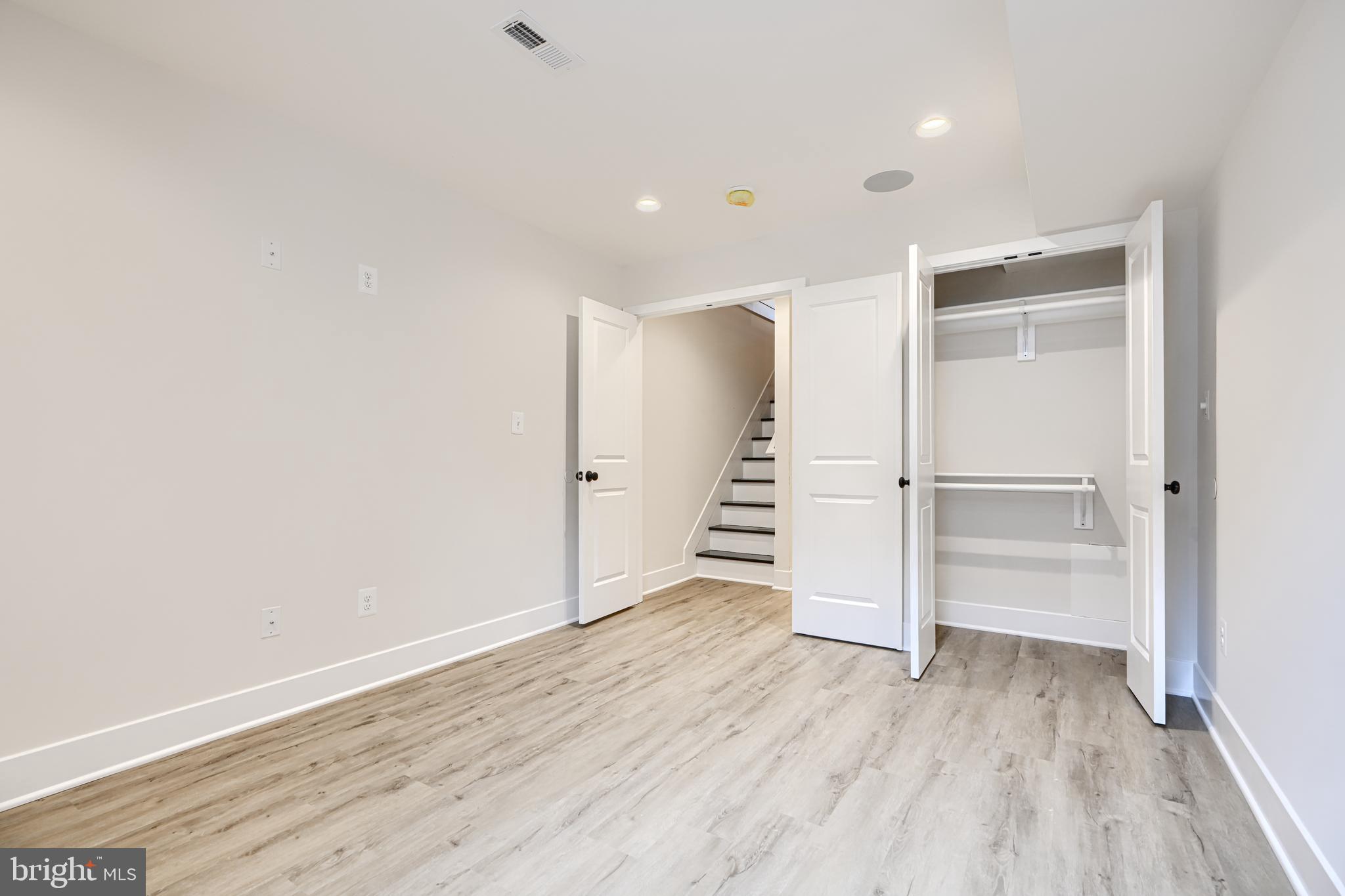 LOCUST POINT - Residential