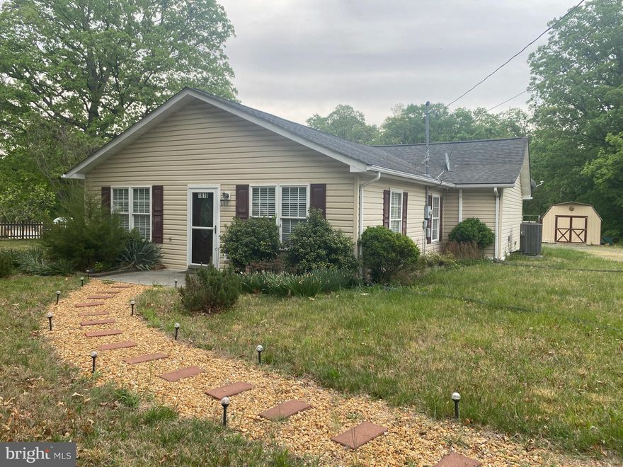 One Level Rambler house near Shenandoah River & Downtown Front Royal.  3 Bedroom, 2 Full Bath, Wood Floor, Freshly New Paint and Storage Shed. Great Back yard with Tree View.