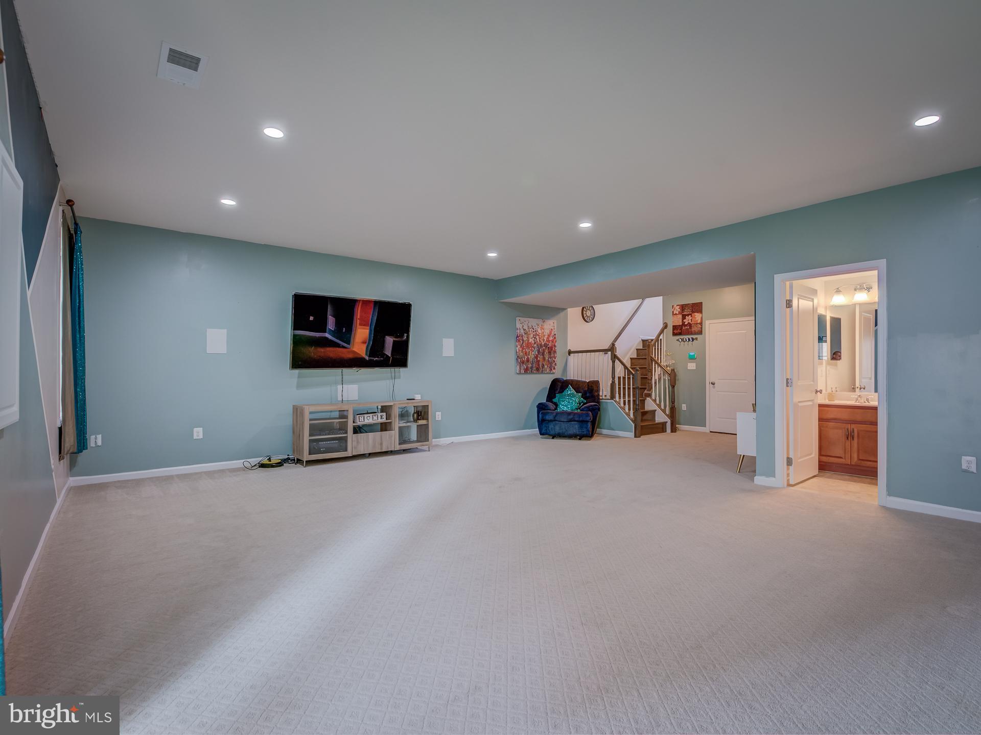 LOUDOUN VALLEY ESTATES 2 - Residential Lease