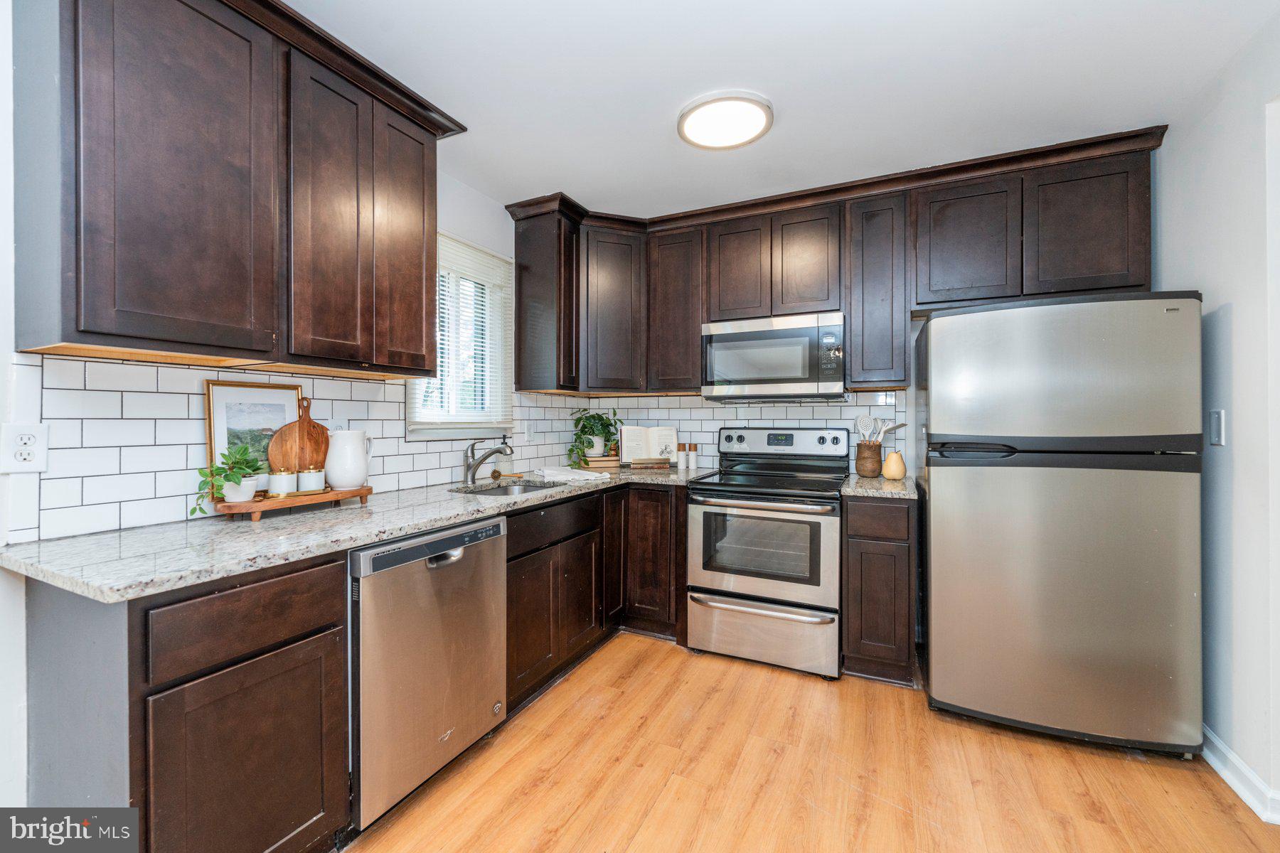 SEVEN COURTS - Residential