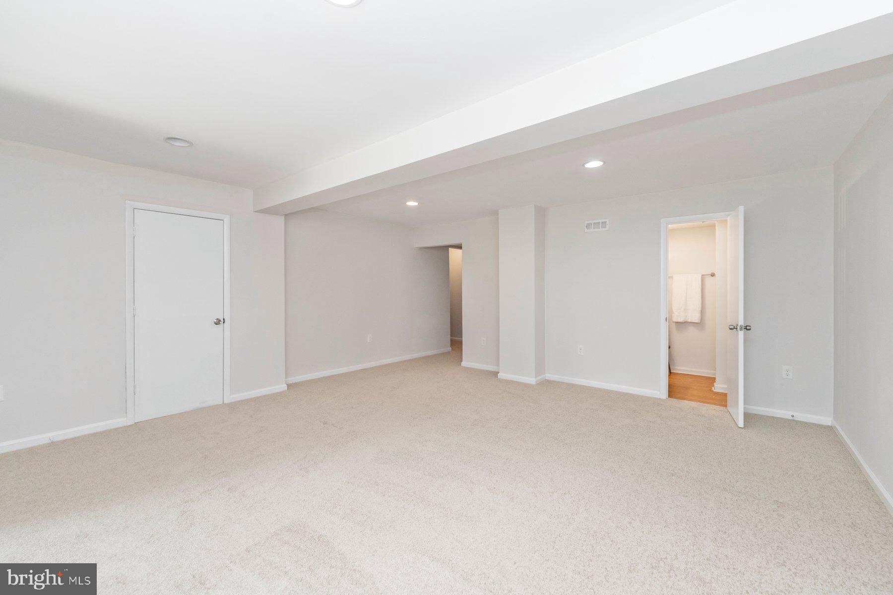 SEVEN COURTS - Residential