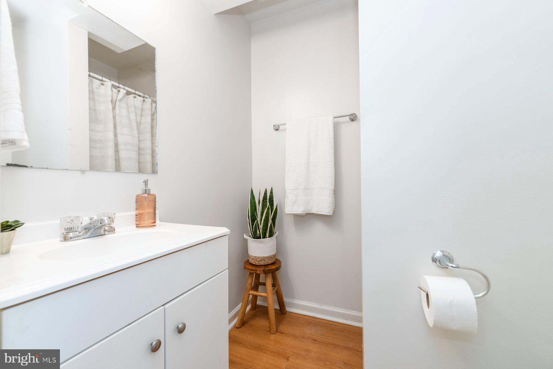 SEVEN COURTS - Residential