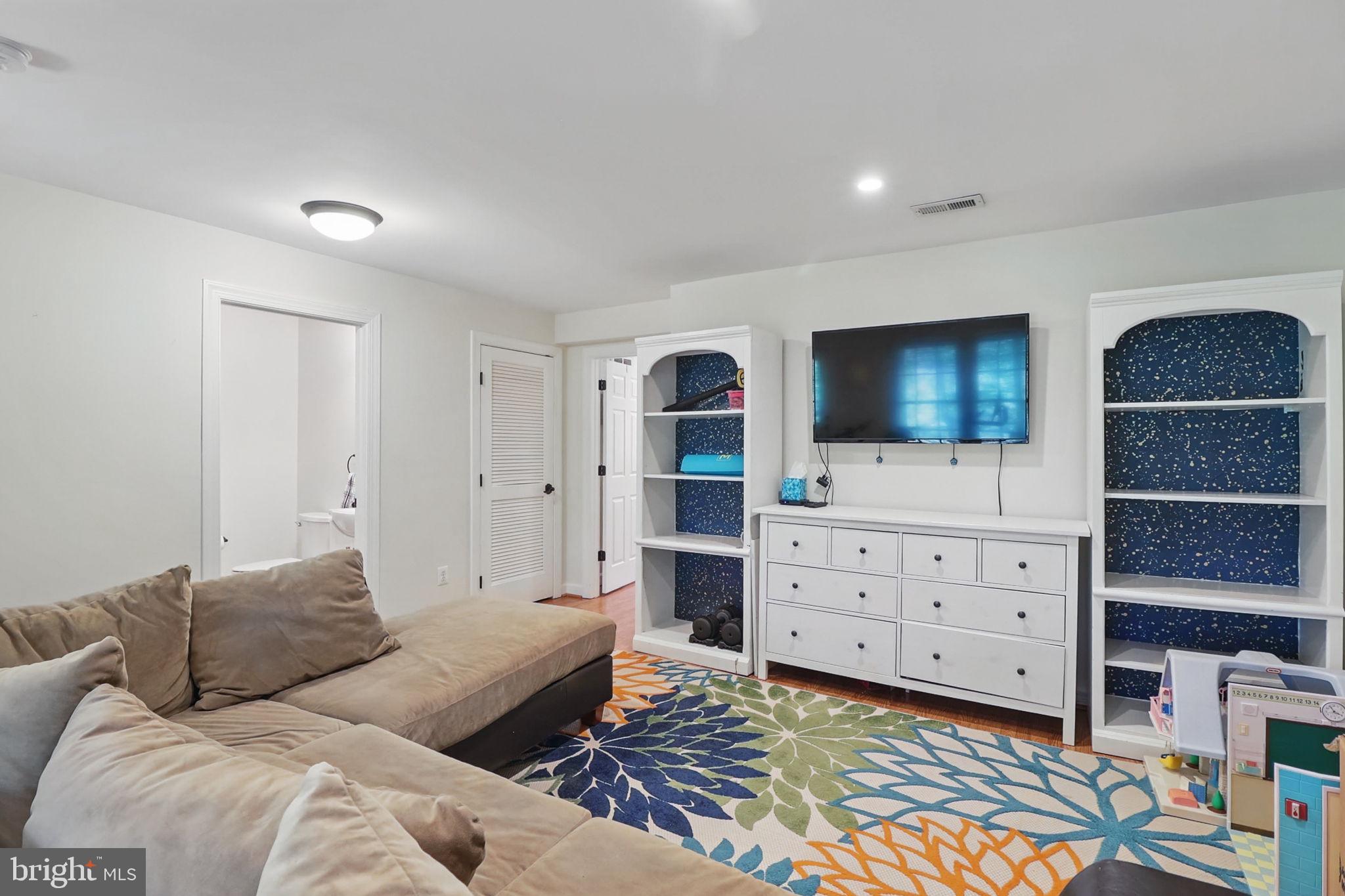 VIRGINIA OAKS - Residential