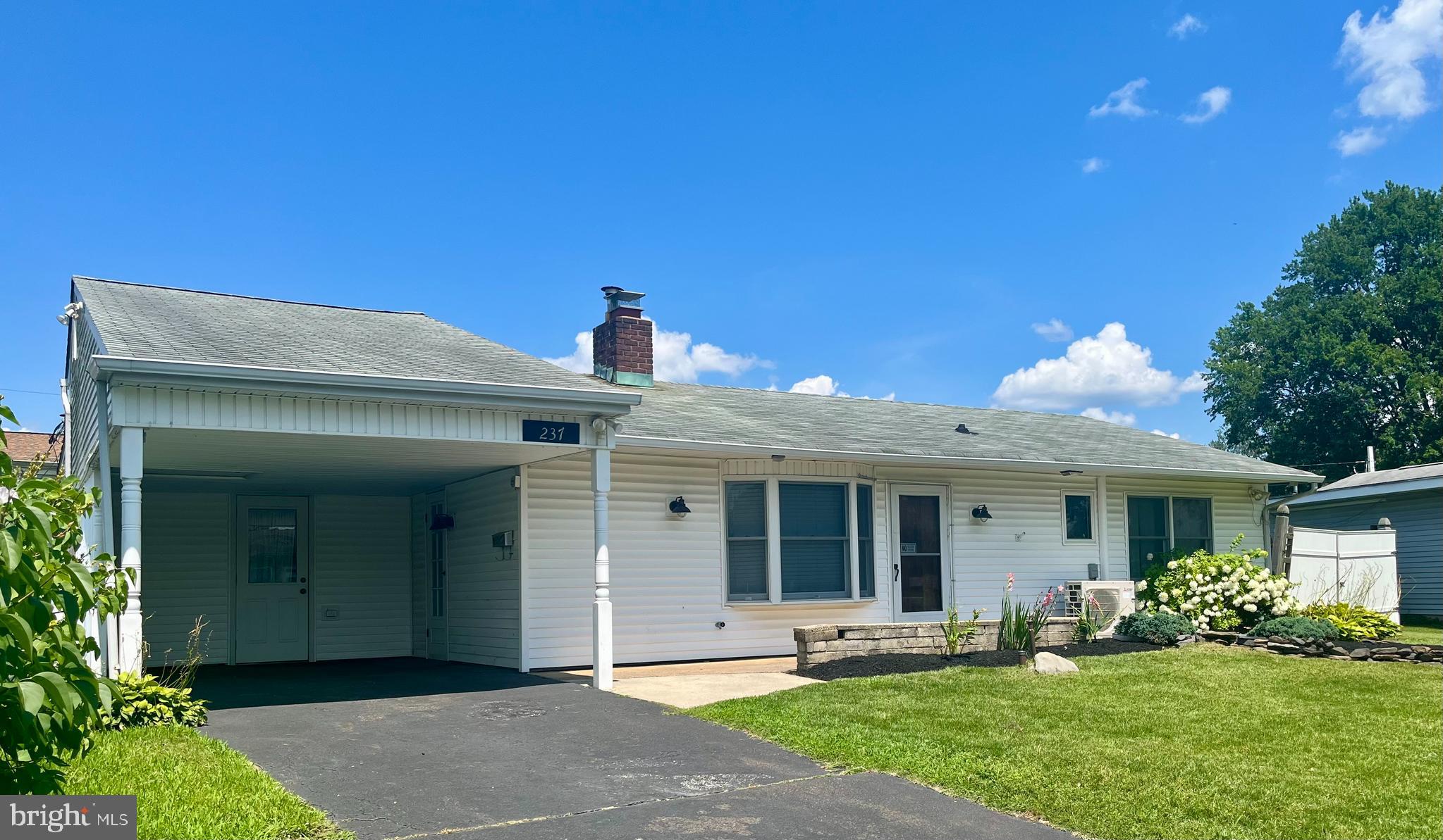 237 LAKESIDE DRIVE N