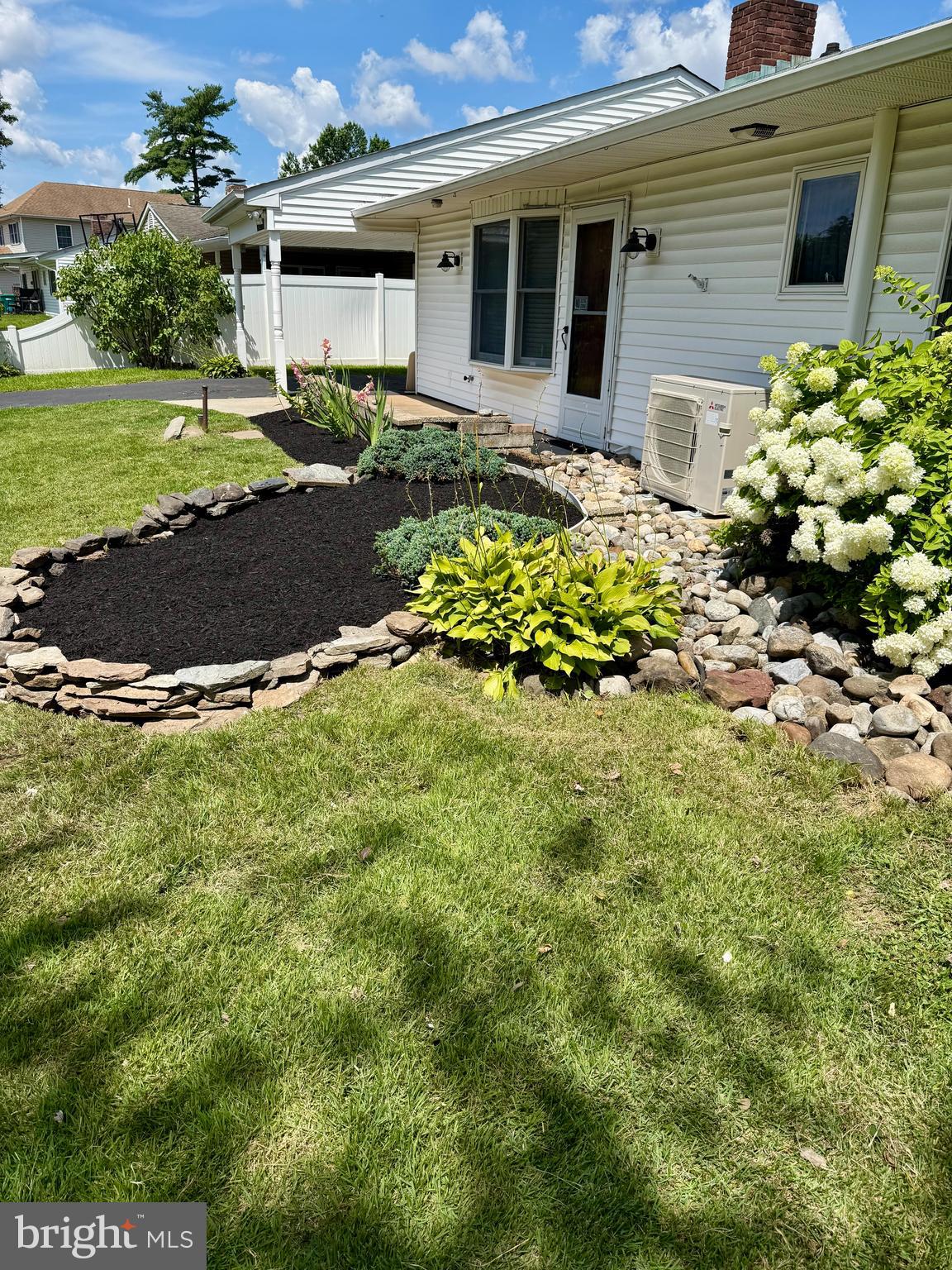 237 LAKESIDE DRIVE N