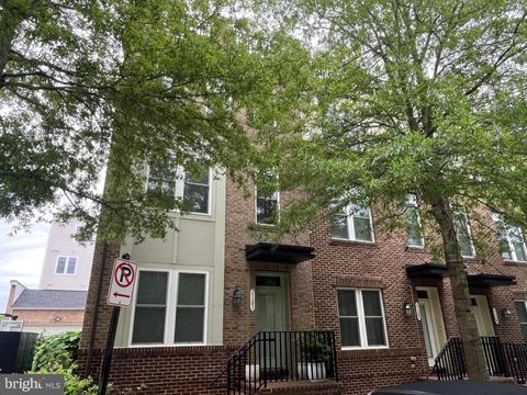 Photo of 1121 S Lincoln Street, ARLINGTON, VA 22204 (MLS # VAAR2073526)