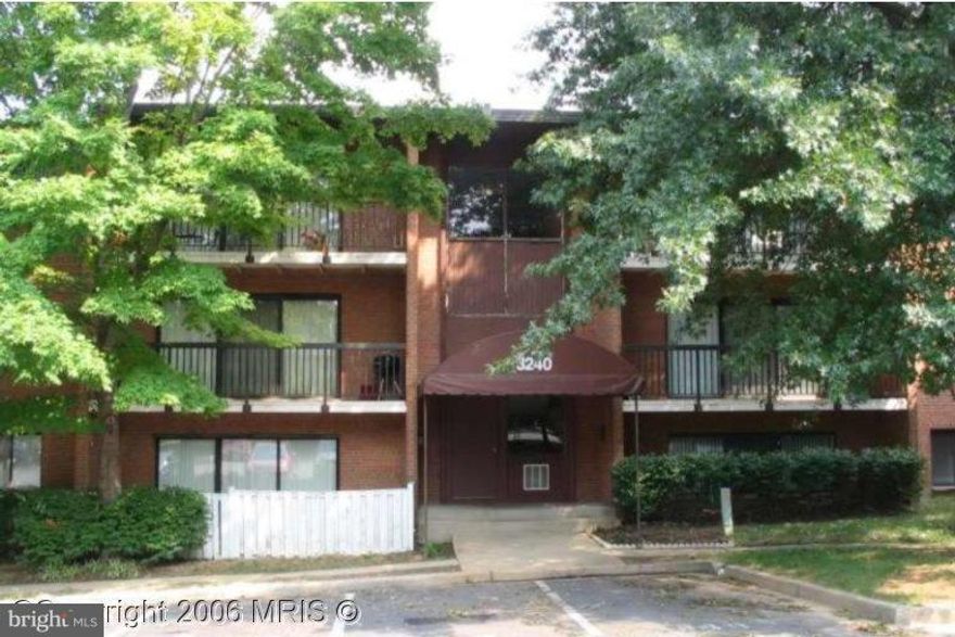 GREAT DEAL!  NEAR PENTAGON LARGE 2 BEDROOM , OVER 900 SQ FT. LARGE BALCONY, W/D IN UNIT WITH ADDITIONAL STORAGE SPACE IN BLDG. RESERVED PARKING & COMMUNITY POOL.