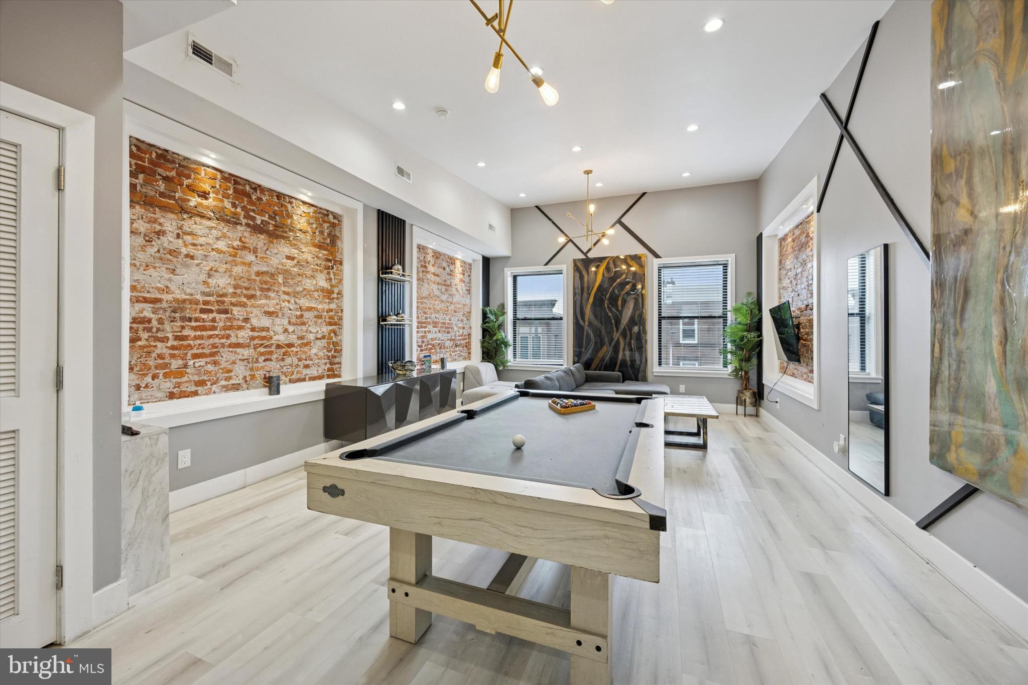 STRAWBERRY MANSION - Residential Income