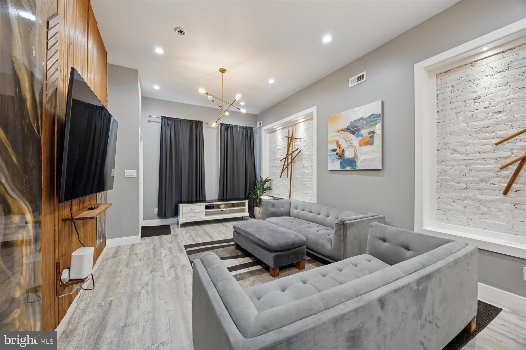 STRAWBERRY MANSION - Residential Income