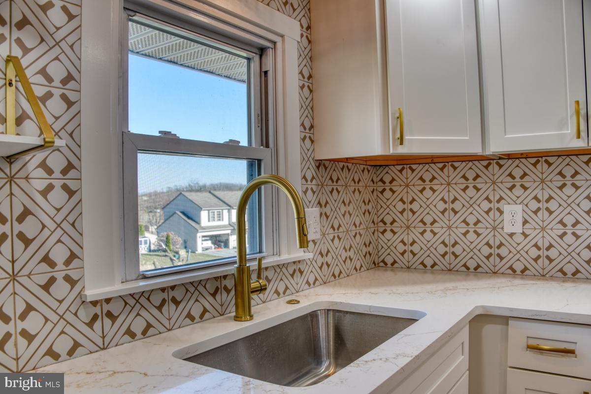 207 N PROSPECT HILL DRIVE