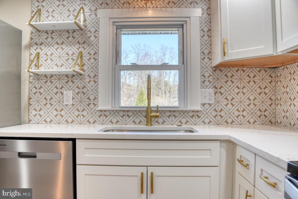 207 N PROSPECT HILL DRIVE