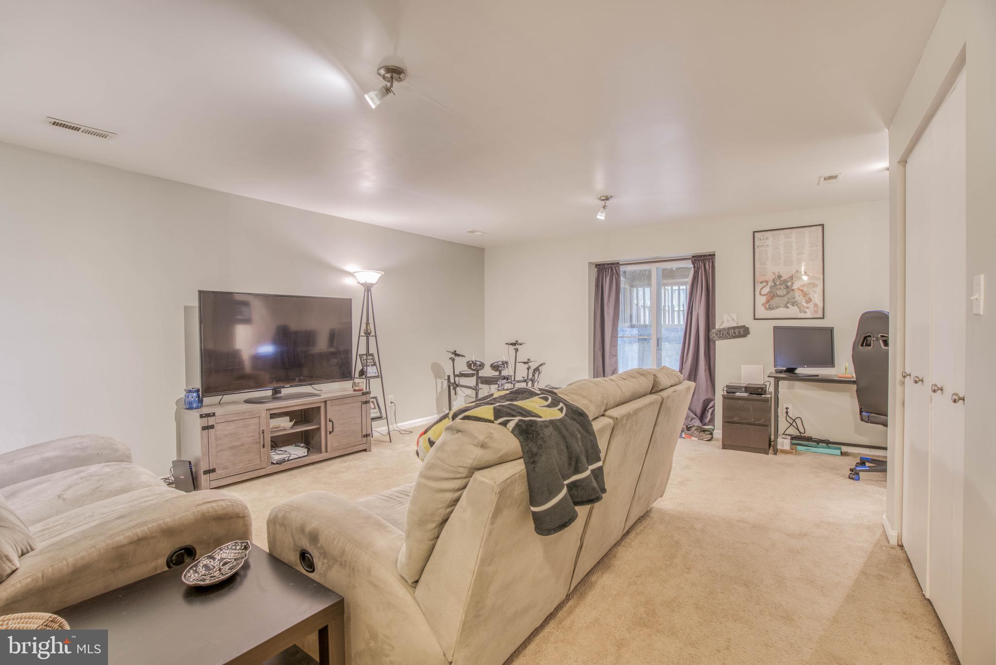 CONSTANT FRIENDSHIP - Residential